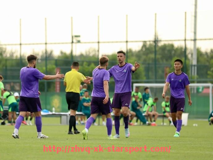 星空体育-2024年NBA季后赛中东部各队竞争激烈首轮对决已现火药味